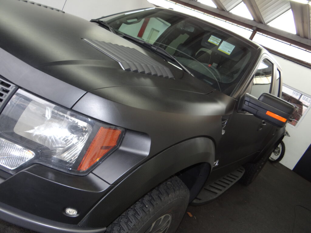 Ford Raptor – Hexis noir mat – carbone