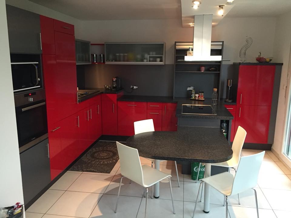 Cuisine finition rouge laqué / noir mat – 3M 2080 Gloss Red / Matt Black