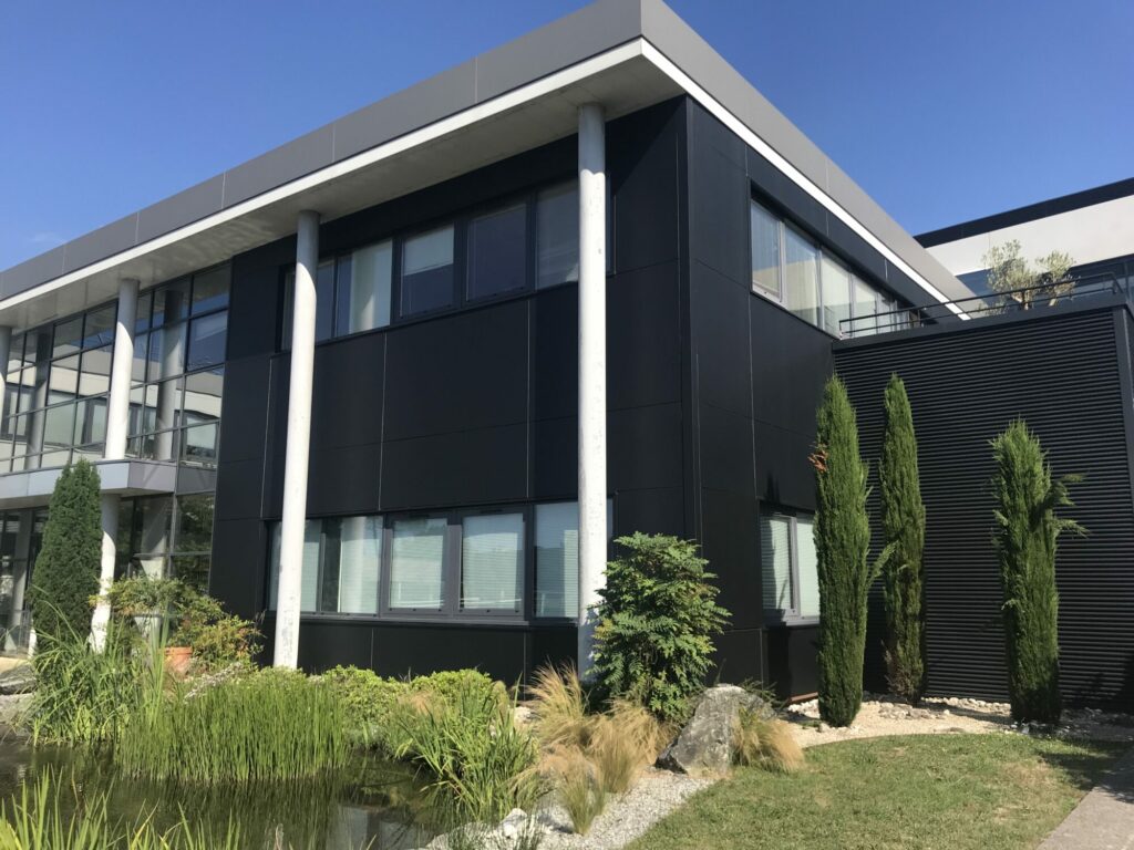 Façade bâtiment – 3M Di-Noc Carbone